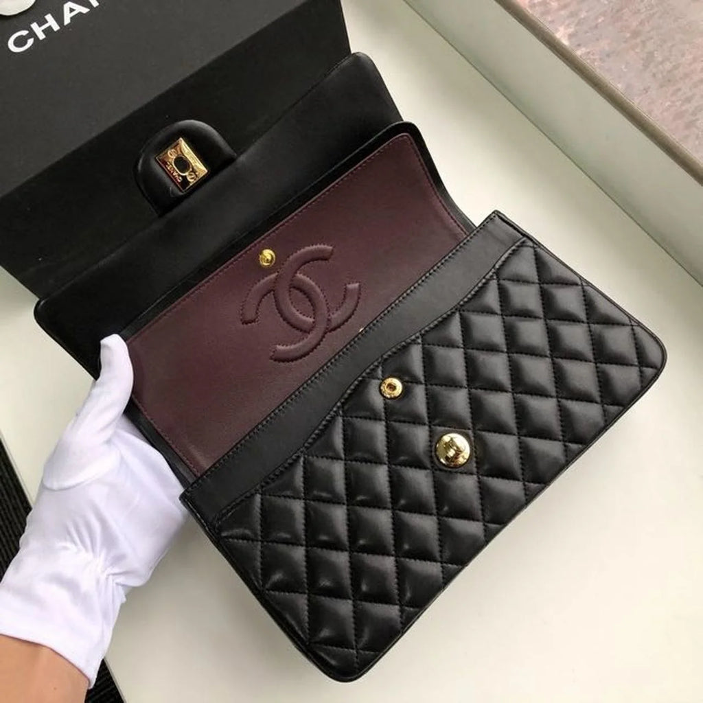 Black Handbag with Gold Toned Hardware U9100