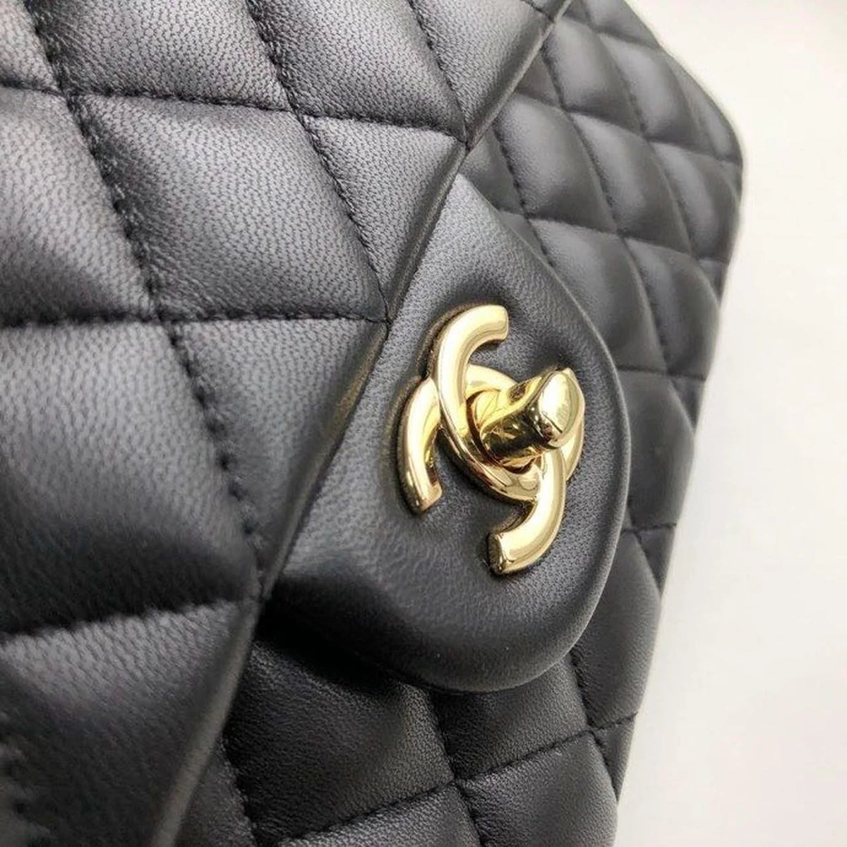 Black Handbag with Gold Toned Hardware U9100